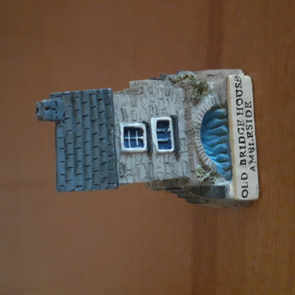 Old Bridge House Ambleside miniature figurine house collectible